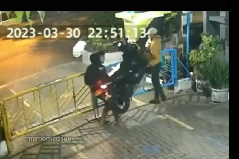 VIDIO: Nekat! Maling Motor Angkat Curiannya Lewati Palang Pintu Komplek