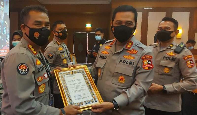 Kabid Humas Polda Banten Diganjar  Penghargaan Karena Aktif Publikasi