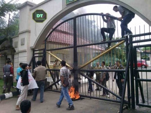 Puluhan Mahasiswa Demo Kejati Banten