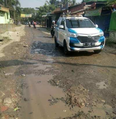 Jalan rusak di Sepatan Timur