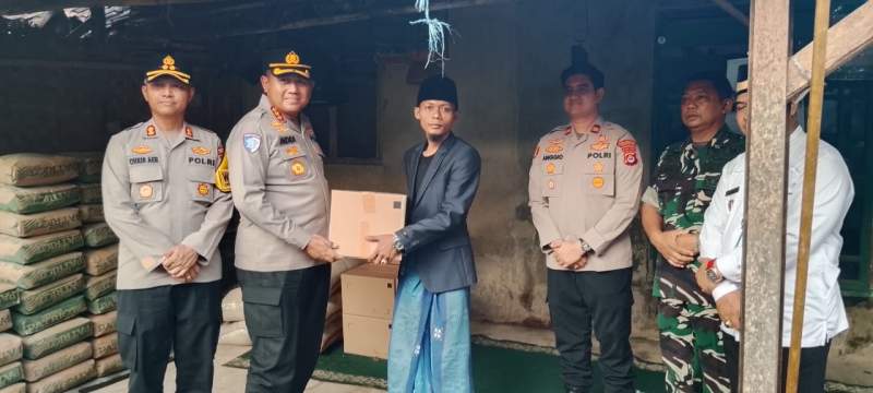Ponpes Terbakar, Kapolresta Tangerang Berikan Bantuan