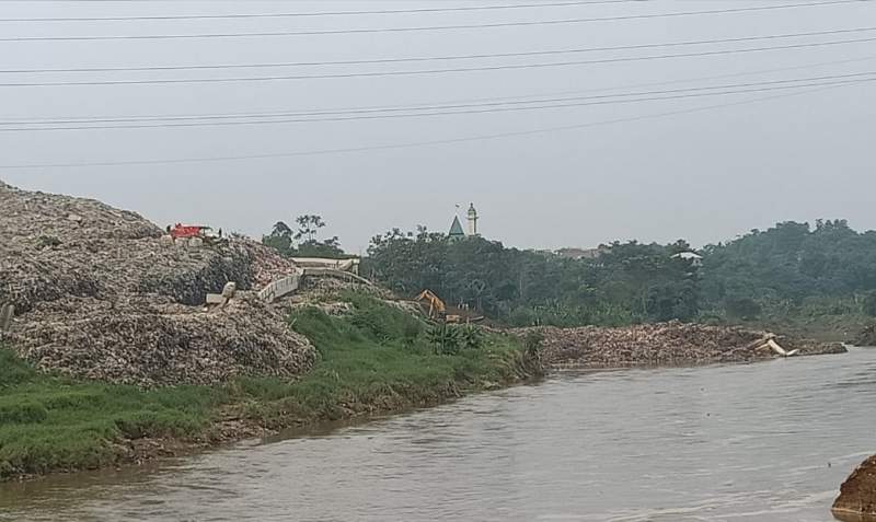 Tampak longsoran sampah TPA Cipeucang, Tangsel di sungai Cisadane, Jumat (22/5/2020).