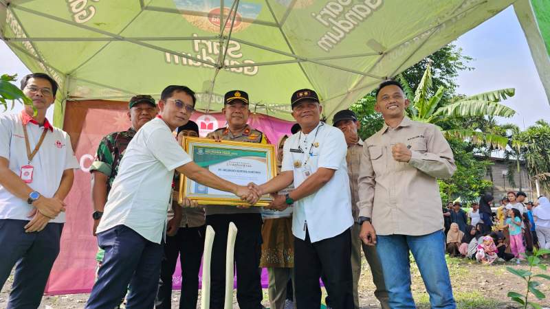 Gelar CSR, PT Mayora Indah Region Jatake Berikan Bantuan  Bibit dan Peralatan Tani kepada Warga