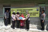 Kasat Lantas Polres Tebing Tinggi, AKP Dhoraria S Simanjuntak serahkan bantuan sembako bagi warga kurang mampu.(istimewa).