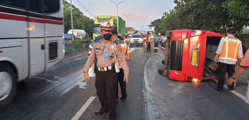 Angkot Terbalik Di Tol Tangerang-Merak, Belasan Orang Luka - Luka