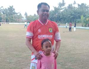 Bupati Serdang Bedagai, Darma Wijaya foto bersama dua pelajar.