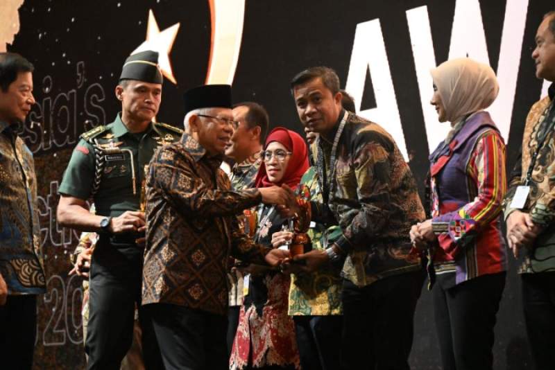Pj Wali Kota Tebing Tinggi,  Moettaqien Hasrimi berhasil meraih penghargaan Terbaik 3 dalam Indonesia&rsquo;s SDGs Action Awards 2024.