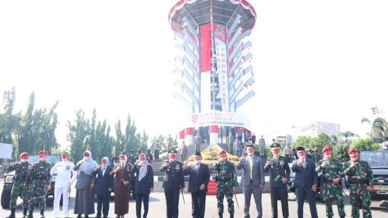 Grup 1 Kopassus Kibarkan Bendera Raksasa di Tugu Landmark Cilegon