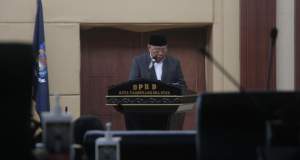 Walikota Benyamin Davnie saat menyampaikan jawaban atas pandangan fraksi-fraksi di DPRD Tangsel.