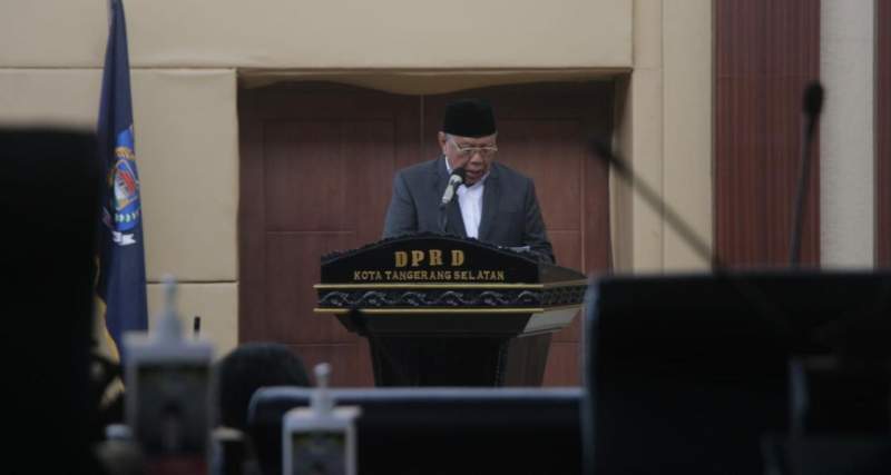 Walikota Benyamin Davnie saat menyampaikan jawaban atas pandangan fraksi-fraksi di DPRD Tangsel.