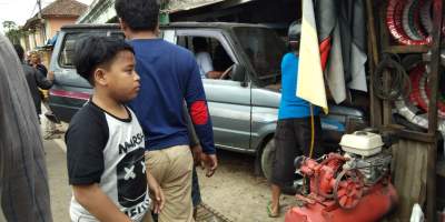 Hindari Tabrakan, Mobil Pejiarah Hantam Warung Milik Warga