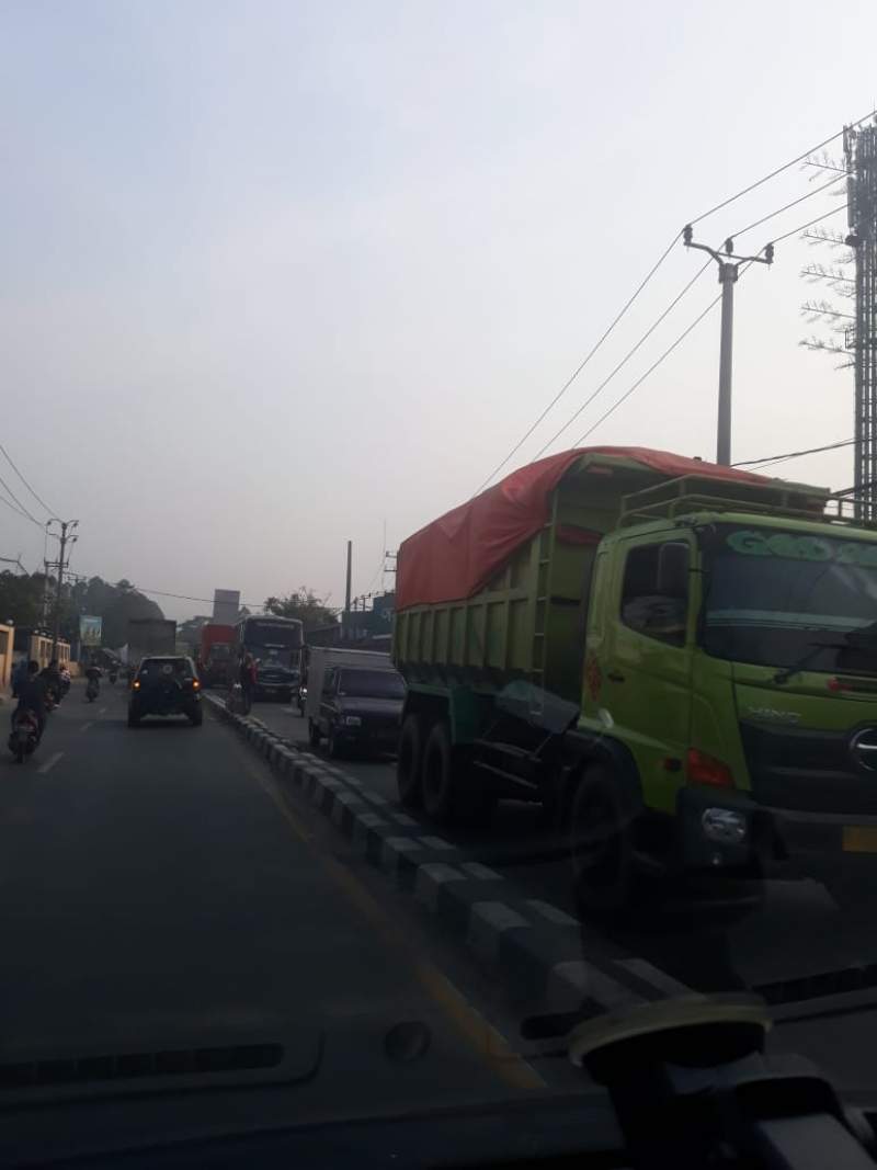 Dilalui Truk Tanah Dari Galian Tanah Maja, Jalan Solear - Cisoka Mulai Rusak