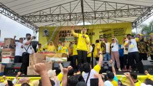 Airin Rachmi Diany saat mengikuti perayaan HUT ke 58 Partai Golkar di Lapangan Smartfren, BSD Serpong.