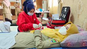 Kadinkes Cilegon Ratih Purnamasari saat donor darah di Aula Dinkes Kota Cilegon, Selasa (10/5/2022).