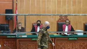 Irjen Pol Teddy Minahasa saat menjalani sidang kasus perdagangan sabu di PN Jakarta Barat.