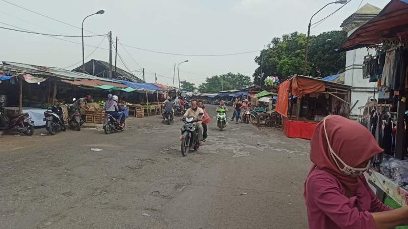 Terlihat Semerawut, PKL Di Jalan Baru Depan Pasar Sentiong Kian Marak