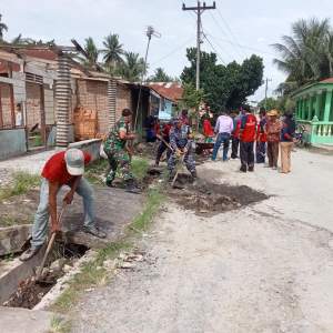 Babinpotmar Lanal TBA Hadir ditengah masyarakat Bergotong royong waspada Banjir