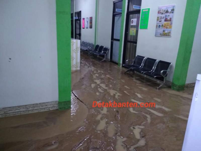 Tampak air bercampur lumpur akibat jebol tanggul menghantam puskesmas cihara (dok)