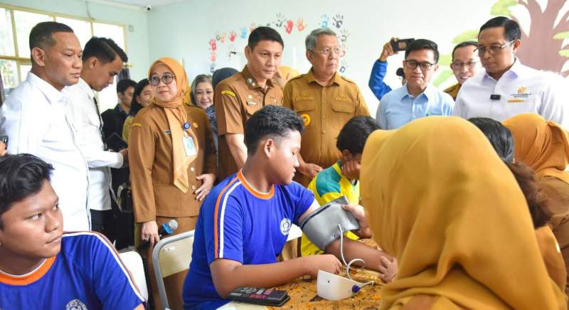 Para pelajar SMA 6 Tangsel lakukan CKG disaksikan Wali Kota Benyamin Davnie dan Kepala Kantor Komunikasi Kepresidenan (Presidential Communication Office/PCO), Hasan Nasbi.