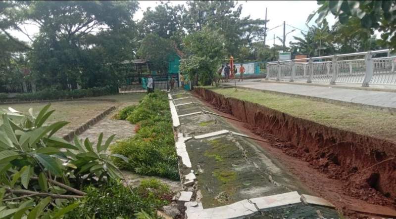 Lantaran Berkarat, Pagar Kelurahan Jurbar Roboh