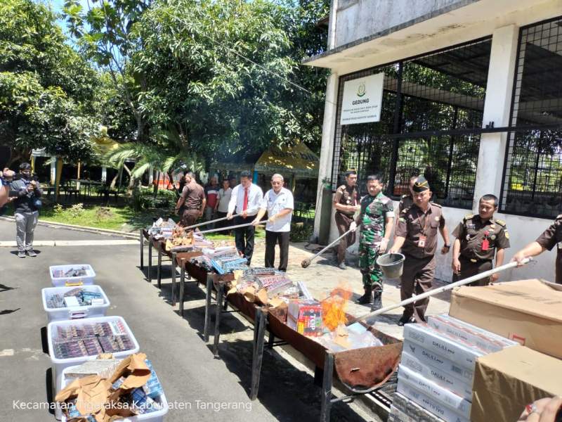 kejaksaan memusnahkan barang bukti.