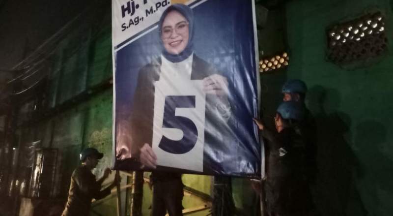 Petugas Pol PP Tangsel saat menertibkan alat sosialisasi Caleg DPRD Banten. (Ist)