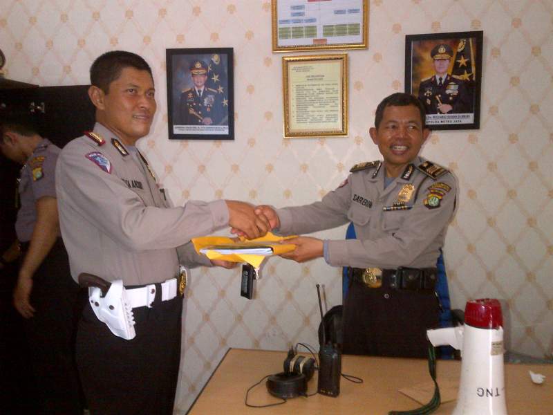 AKP Isa saat menyerahkan berkas kepada AKP Sarbini di ruang kerjanya