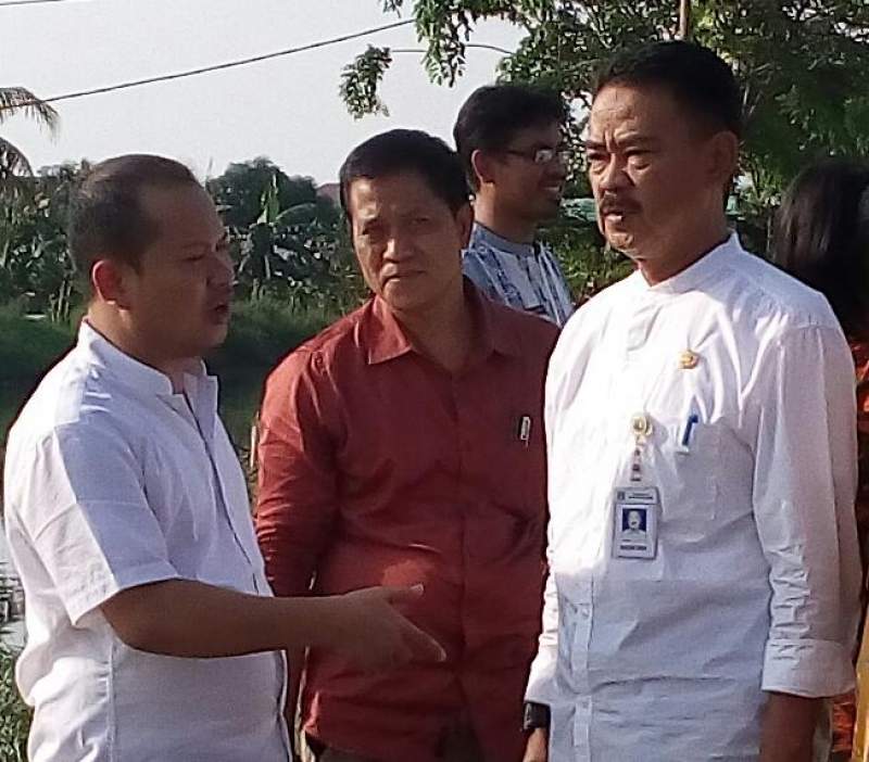 Camat Rudy (koko putih) bersama anggota Dewan saat sidak ke lokasi Kali Ledug.