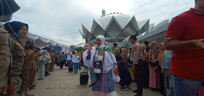 Calon jamaah haji asal Serdang Bedagai dilepas menuju tanah suci.