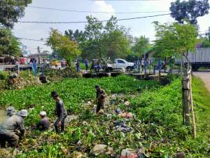 Salut, Petani Asal Desa Jengkol Kresek Kerja Bakti Bersihkan Saluran Irigasi Sukamulya