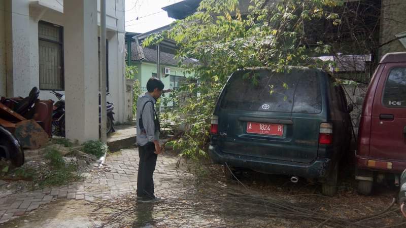Mobil Dinas Terbengkalai di Kantor Walikota Cilegon