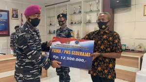 Pemberian tali asih secara simbolis diserahkan kepada Pelda TTG Wahyu Witdiyanto perwakilan Bintara  Pembina Potensi Maritim (Babinpotmar) Lanal Banten, Rabu (4/8/2021).