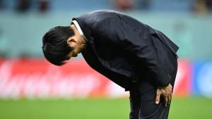 Pelatih Jepang, Hajime Moriyasu membungkuk meminta maaf kepada para suporter usai anak-anak asuhnya tersingkir di babak 16 besar Piala Dunia 2022. Jepang kalah lewat drama adu penalti dengan Kroasia. (REUTERS/DYLAN MARTINEZ)