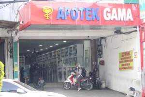 Salah satu apotek di Jalan Protokol Kota Cilegon yang menjual obat diatas HET.