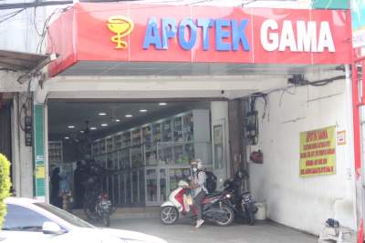 Salah satu apotek di Jalan Protokol Kota Cilegon yang menjual obat diatas HET.