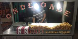 Onde-onde dan Molen Mini, jajanan tradisional asal Jawa Timur.