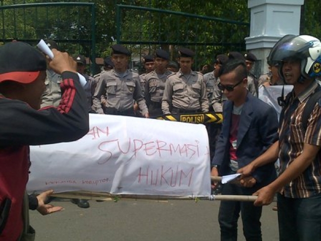 Koalisi LSM Banten Bawa Keranda Ke Kantor Bupati Lebak
