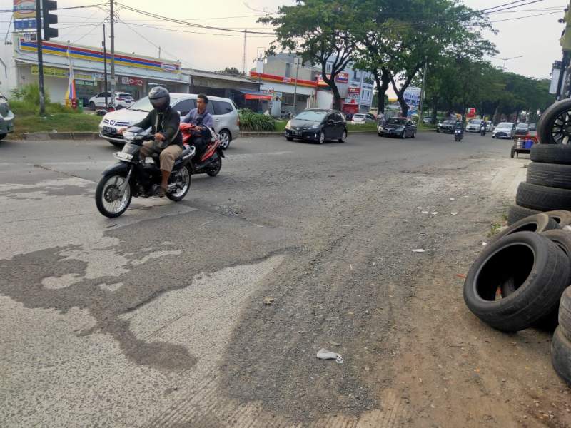 Tampak jalan exit tol BSD menuju Pamulang dan Serpong rusak dan berlubang.(dok DB)