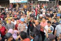 Proses Pemasangan Reklame di Pasar Kutabumi Dihalangi Pedagang