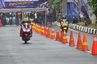 Ilustrasi street race atau balapan jalanan resmi.