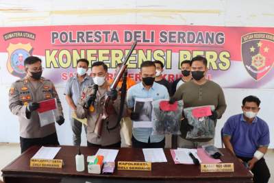 Polisi Deli Serdang tunjukkan senapan angin digunakan pelaku penembakan seorang pendeta.