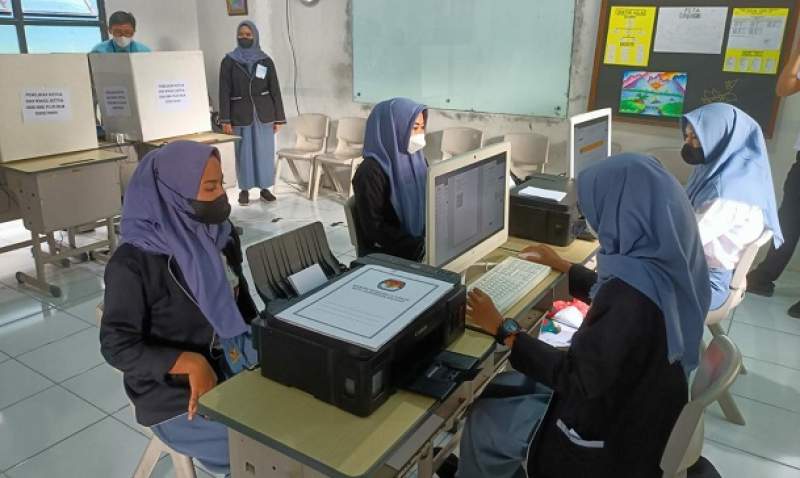 Pelajar SMK Plus BLM Serpong gunakan hak nya dalam memilih Ketua Osis melalui aplikasi e-Voting milik KPU Tangsel.