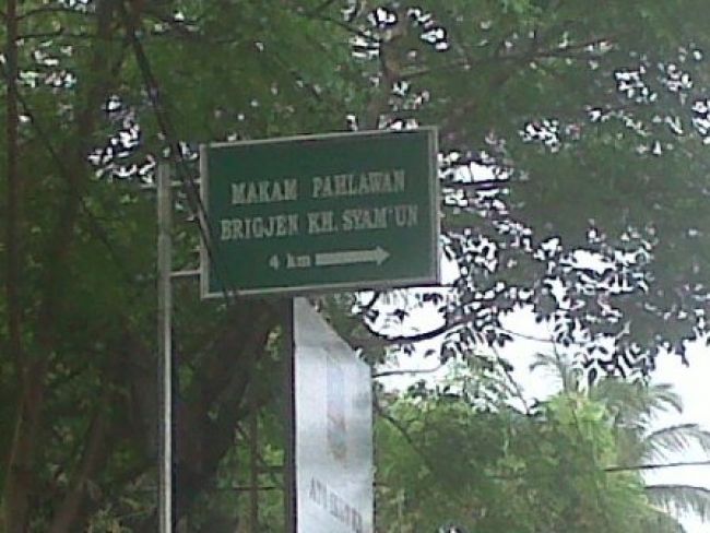 Penempatan Plang Penunjuk Jalan Makam Pahlawan Menyesatkan Masyarakat