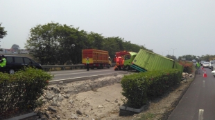 Offside, Truk Keluar Batas Jalan Tol Jakarta-Merak