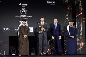 Cristiano Ronaldo Raih Penghargaan Pesepakbola Terbaik Abad Ini