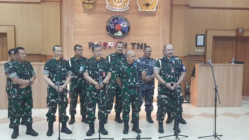 Jumpa pers penangkapan Kabasarnas Marsdya Henri Alfiandi dan Letkol administrasi Afri Budi Cahyanto oleh KPK di Mabes TNI, Cilangkap, Jumat (28/7/2023).