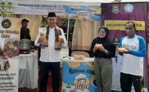 Camat Cisoka Kunjungi Stand UMKM  Expo &amp; UP2K PKK di Tigaraksa