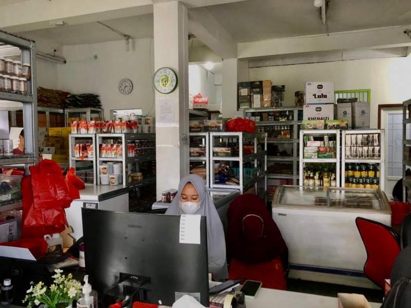 Grosir Kurma Asy Syakir yang ramai oleh pembeli menjelang puasa pertama, Sabtu (02/04/2022).