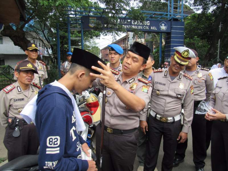 Pelanggar Lalin Diberikan Peci Dan Sorban