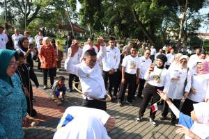 Rayakan HAN ke-41 Tahun 2025, Gubernur Banten Bermain Enggrang Hulahop dan Lompat Tali